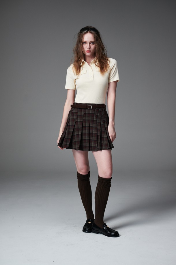 체크 패턴 플리츠 스커트는 여성스러운 스타일과 트렌디함을 동시에 갖춘 플리츠 스커트입니다. 가을, 겨울에 어울리는 디자인으로 골프, 일상 등 다양한 TPO에 활용할 수 있습니다. 레이온, 폴리에스터, 스판덱스 혼방 소재로 제작되어 편안한 착용감을 선사합니다. 와인, 브라운, 블랙, 베이지 등 다채로운 컬러의 체크 패턴으로 클래식, 미니멀, 걸리시 룩을 연출할 수 있습니다. 25FW 시즌을 겨냥한 매력적인 아이템입니다.
