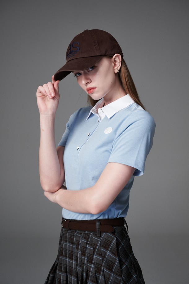 **우븐 배색 카라T**는 여성 골프 및 일상복으로 활용하기 좋은 상의입니다. 하늘색과 화이트 두 가지 색상으로 출시되었으며, 봄, 여름 시즌에 적합한 얇은 두께감으로 시원하게 착용할 수 있습니다. 레이온, 폴리에스터, 스판덱스 혼방 소재로 제작되어 부드러운 촉감과 뛰어난 신축성을 자랑합니다. 우븐 카라 배색 디테일과 슬림핏 디자인으로 캐주얼하면서도 미니멀한 스타일을 연출하며, 세탁기 및 건조기 사용이 가능하여 관리가 용이합니다.
