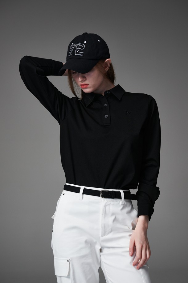 블랙 컬러의 루즈핏 카라티입니다. 여성 의류로, 골프 및 일상생활에서 모두 활용 가능한 활용도 높은 아이템입니다. 봄, 여름, 가을 시즌에 적합하며, 베이직하고 캐주얼한 스타일을 연출합니다. 폴리에스테르와 면 혼방 소재로 제작되어 탄탄한 촉감을 선사하며, 세탁 후에도 형태 유지가 용이합니다. 단추 디테일이 있으며, 베스트 이너용으로도 활용할 수 있습니다.
