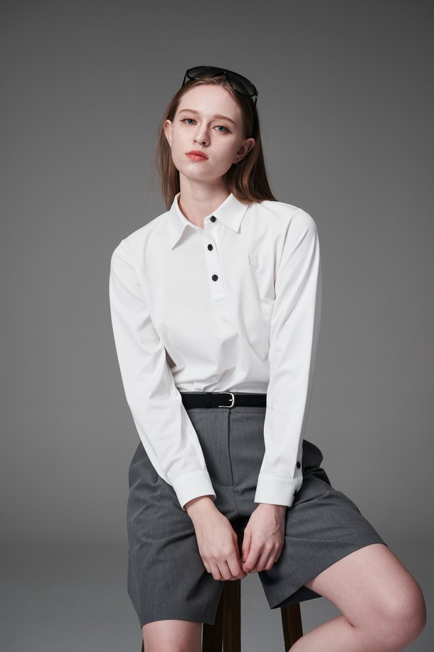 "collar T like shirts" 루즈핏 카라티는 여성 골프 및 일상복으로 활용하기 좋은 상의입니다. 화이트 색상의 무지 디자인으로, 봄, 여름, 가을 시즌에 착용하기 적합합니다. 캐주얼하고 베이직한 스타일을 연출하며, 레귤러 기장과 긴 소매로 편안한 착용감을 선사합니다. 폴리에스테르와 면 혼방 소재로 제작되어 탄탄한 촉감을 느낄 수 있으며, 단추 디테일이 돋보입니다. 특히, 베스트 이너로 활용하기 좋고 세탁 후에도 형태가 유지되는 실용적인 아이템입니다.
