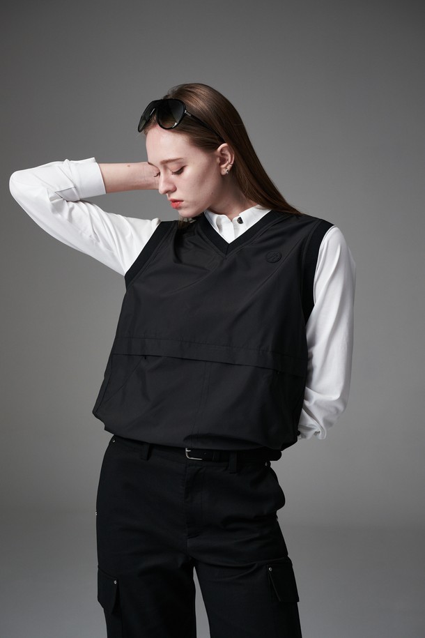 블랙 컬러의 여성용 방수 포켓 베스트입니다. 봄, 가을 시즌에 골프 또는 일상복으로 활용하기 좋은 레귤러핏 베스트로, 미니멀하고 베이직한 스타일을 연출합니다. 가볍고 얇은 폴리에스터 소재로 제작되었으며, 브이넥 디자인과 니트 암홀 마감으로 편안함을 더했습니다. 전면에 포켓 디테일이 있어 실용성을 높였으며, 니트 안감이 적용되었습니다.
