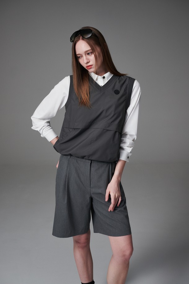 워터프루프 포켓 디테일 우븐 베스트는 골프 및 일상복으로 활용 가능한 여성용 베스트입니다. 블랙과 그레이 두 가지 색상으로 출시되었으며, 봄, 가을에 착용하기 적합합니다. 얇은 두께의 폴리에스터 소재로 제작되었으며, 방수 기능을 갖춰 변덕스러운 날씨에도 쾌적하게 착용할 수 있습니다. 브이넥 디자인에 레귤러핏으로 제작되었으며, 포켓 디테일과 니트 암홀 마감, 우븐 소재가 특징입니다. 스포티하면서도 미니멀한 스타일을 연출할 수 있습니다.
