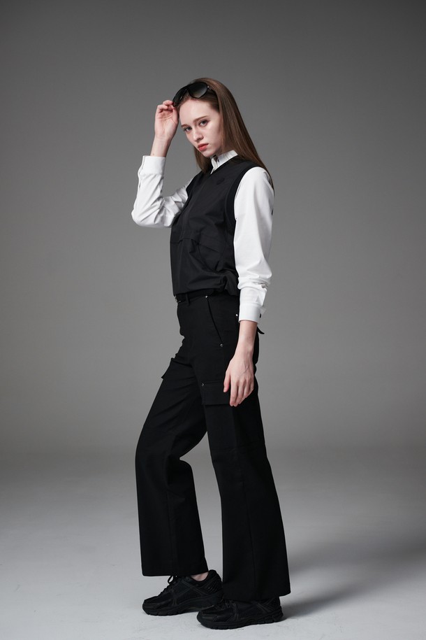 리벳 디테일 포켓 팬츠는 여성 고객을 위해 디자인된 세미 와이드 핏 바지입니다. 블랙 컬러의 무지 디자인으로, 여름과 가을에 착용하기 좋으며 캐주얼하고 미니멀한 스타일을 연출합니다. 면, 폴리에스테르, 스판덱스 혼방 소재로 제작되어 편안한 착용감을 제공하며, 중간 두께감으로 다양한 상의와 매치하기 용이합니다. 골프룩으로도 활용 가능하며, 리벳 디테일과 카고 스타일의 포켓 디자인이 특징입니다. 세미 와이드 핏으로 활동성을 높였으며, 데일리룩으로도 손색없는 아이템입니다.
