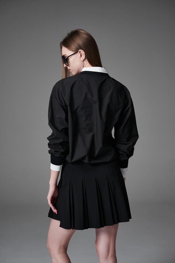 골프는 물론 일상에서도 스타일리시하게 연출할 수 있는 방수 V넥 우븐 맨투맨입니다. 가볍고 산뜻한 폴리에스테르 소재로 제작되어 봄, 가을 시즌에 적합하며, 레귤러핏으로 편안한 착용감을 선사합니다. 그레이, 브라운, 블랙 세 가지 컬러로 출시되어 어떤 스타일에도 매치하기 용이합니다. 혼솔지퍼가 장착된 주머니와 밑단 스트링 디자인으로 실용성과 디자인 모두 놓치지 않았습니다. 스포티, 캐주얼, 미니멀한 무드를 연출하여 다채로운 스타일을 즐길 수 있습니다.
