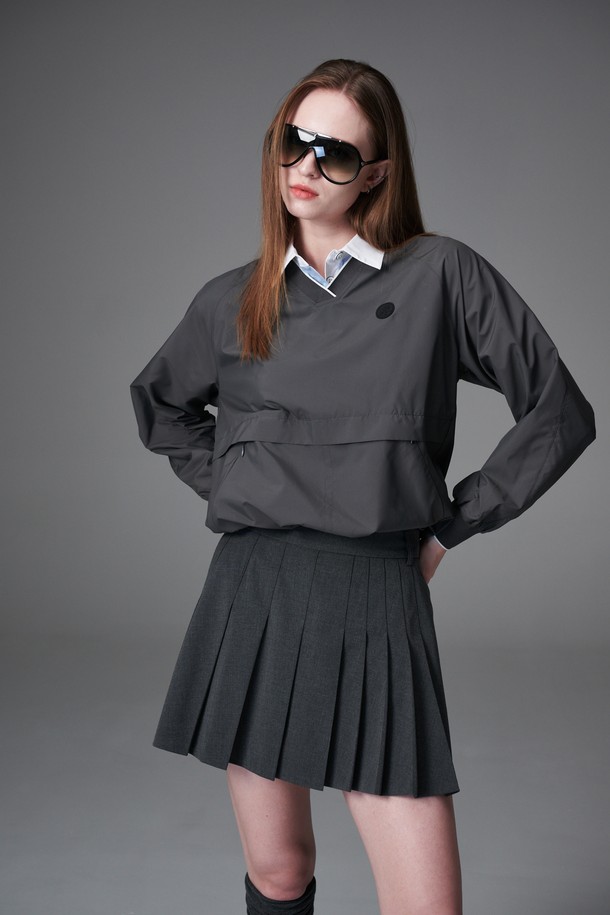 **워터프루프 V넥 우븐 맨투맨**

방수 기능을 갖춘 여성용 V넥 우븐 맨투맨입니다. 봄, 가을 시즌에 적합하며, 스포티하고 캐주얼한 스타일을 연출합니다. 레귤러핏으로 편안하게 착용 가능하며, 얇은 두께감과 가벼운 촉감으로 활동성을 높였습니다. 그레이, 브라운, 블랙 세 가지 색상으로 출시되어, 골프룩 또는 일상복으로 활용하기 좋습니다. 혼솔지퍼 디테일의 주머니와 밑단 스트링 디자인이 특징입니다.
