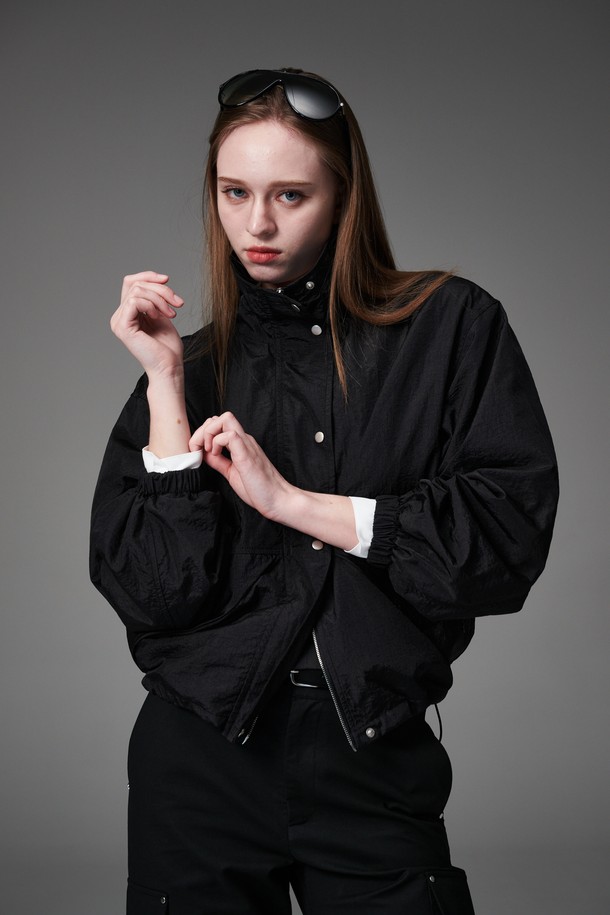 모크넥 스트링 점퍼는 간절기에 활용하기 좋은 여성용 점퍼입니다. 부드러운 촉감의 폴리에스테르 소재로 제작되었으며, 얇은 두께감과 은은한 광택감이 특징입니다. 미니멀하고 모던한 스타일로 일상 또는 골프룩에 모두 잘 어울립니다. 크링클 원단과 은색 지퍼 디테일, 투웨이 지퍼로 밑단 오픈이 가능한 디자인이 돋보입니다. 레귤러 핏에 긴 소매 기장으로 편안하게 착용할 수 있으며, 안감은 매쉬 소재로 마감되었습니다.
