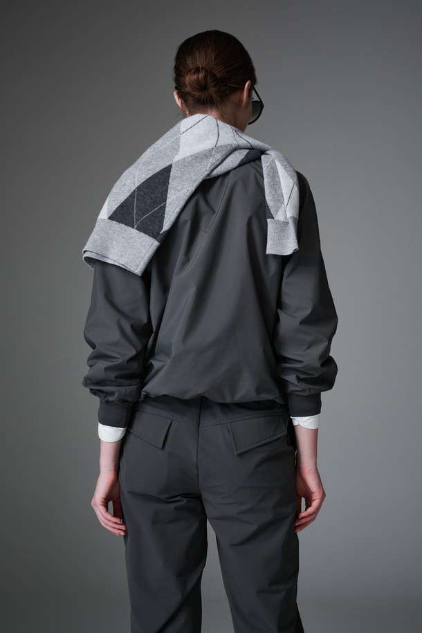 블랙 컬러의 Double face (더블 페이스) 이중직 조거 팬츠입니다. 부드러운 촉감과 두꺼운 두께감으로 편안한 착용감을 선사하며, 사계절 내내 활용 가능한 실용적인 아이템입니다. 무릎 턱 디테일과 릴랙스핏 조거 디자인으로 스포티하면서도 캐주얼한 스타일을 연출합니다. 허리 뒷부분 스트레치 밴딩과 사방 스트레치 기능으로 활동성을 높였으며, 골프룩과 일상복 모두에 잘 어울립니다. 폴리에스터와 스판덱스 혼방 소재로 제작되어 우수한 내구성과 편안함을 제공합니다.
