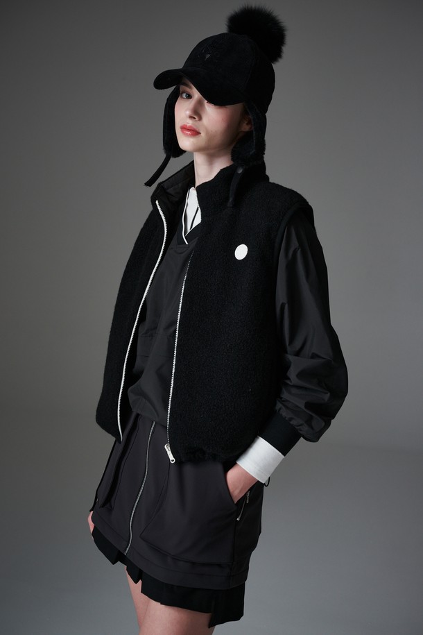 부클 리버시블 베스트는 부드러운 촉감의 부클 소재로 제작된 여성용 베스트입니다. 겨울철 보온성을 높여주는 두꺼운 두께감과 패딩 안감으로 따뜻하게 착용할 수 있습니다. 퀼팅 디테일이 돋보이며, 캐주얼, 스포티, 미니멀 스타일을 모두 소화 가능합니다. 블랙 컬러의 무지 디자인으로 어떤 골프룩에도 쉽게 매치할 수 있으며, 일상복으로도 활용도가 높습니다. 집업 방식으로 간편하게 착용할 수 있는 레귤러핏 리버시블 베스트입니다.
