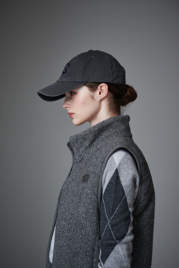 부클 리버시블 베스트는 가을, 겨울 시즌 여성 골프 및 일상복으로 활용하기 좋은 아우터입니다. 캐주얼 및 스포티 스타일을 연출할 수 있으며, 두꺼운 부클 소재로 제작되어 부드러운 촉감과 뛰어난 보온성을 제공합니다. 크롭 기장에 민소매 디자인으로 활동성을 높였으며, 퀼팅 디테일과 리버시블 디자인으로 다양한 스타일을 연출할 수 있습니다. 컬러는 세련된 그레이 컬러로, 오픈 방식으로 편안하게 착용 가능합니다.
