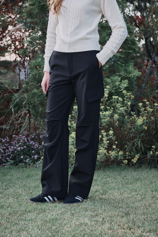 Keep warm semi wide pants (킵 웜 세미 와이드 팬츠)는 겨울 시즌 여성 골프 및 일상복으로 활용하기 좋은 기모 세미 와이드 팬츠입니다. 부드러운 촉감의 두꺼운 기모 소재로 제작되어 보온성을 높였으며, 루즈핏의 편안한 착용감을 제공합니다. 허리 뒷밴딩과 무릎 턱 디테일, 유틸리티 스타일의 주머니 디테일이 돋보이는 디자인입니다. 블랙 색상의 무지 패턴으로 캐주얼, 스포티, 미니멀 스타일을 모두 소화할 수 있습니다. 긴 기장감의 세미 와이드 핏으로 다양한 상의와 매치하여 스타일리시하게 연출할 수 있습니다.
