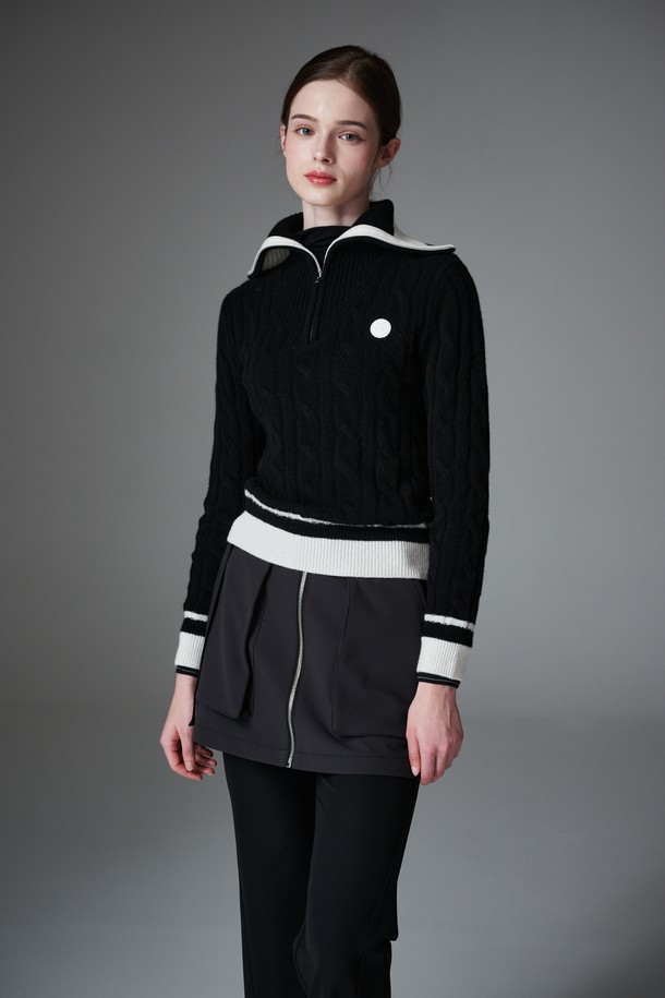 **Contraste half zip up (컨트라스트 하프 니트 집업)**은 여성용 상의로, 골프 및 일상생활에서 모두 활용 가능한 하프 집업 니트입니다. 블랙과 화이트 두 가지 색상으로 출시되었으며, 봄, 가을, 겨울 계절에 착용하기 좋습니다. 울 소재로 제작되어 부드러운 촉감을 선사하며, 슬림핏 디자인으로 여성스러운 실루엣을 강조합니다. 하프넥, 긴 소매, 케이블 패턴, 두꺼운 두께가 특징이며, 네크라인, 소매, 밑단에 컨트라스트 배색 디테일을 더해 스포티하면서도 클래식한 매력을 줍니다. 레이어드하여 다양한 스타일을 연출할 수 있으며, 골프룩으로도 활용하기 좋습니다.
