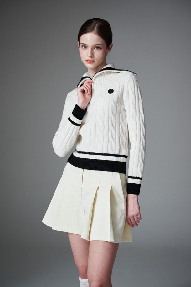 Contraste half zip up (컨트라스트 하프 니트 집업)은 여성용 상의로, 부드러운 울 소재와 두꺼운 두께감으로 따뜻함을 선사합니다. 하프넥 디자인에 슬림핏으로 제작되었으며, 특히 컨트라스트 배색 디테일이 돋보이는 제품입니다. 라운드넥, 소매, 밑단에 배색 포인트를 주어 스포티하면서도 베이직한 스타일을 연출합니다. 봄, 가을, 겨울 시즌에 골프 및 일상복으로 활용 가능하며, 레이어드하여 다양한 스타일링을 즐길 수 있습니다. 블랙, 화이트 두 가지 색상으로 만나보세요.
