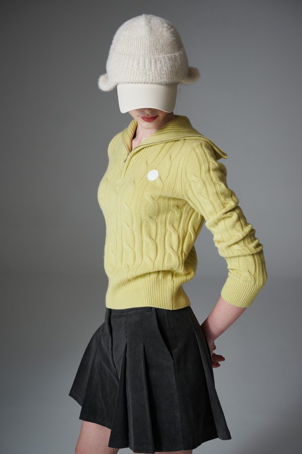 "Contraste 하프 집업 컨트라스트 하프 니트 집업"은 여성 골프룩, 일상복으로 활용 가능한 하프넥 스타일의 니트 집업입니다. 화이트와 옐로우 두 가지 색상으로 제공되며, 봄, 가을, 겨울 계절에 착용하기 좋습니다. 슬림핏 디자인에 울 소재, 두꺼운 두께감으로 따뜻하고 부드러운 촉감을 선사합니다. 케이블 패턴과 컨트라스트 배색이 특징이며, 레이어드하여 다양한 스타일을 연출할 수 있습니다.
