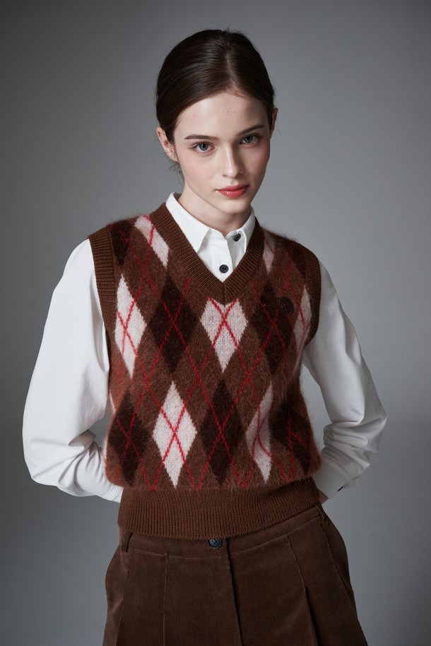 **코듀로이 턱 쇼츠**는 초가을부터 겨울까지 따뜻하게 착용할 수 있는 여성용 쇼츠입니다. 브라운 컬러의 코듀로이 소재로 제작되어 우아한 스타일을 연출하며, 숏 기장과 A라인 핏으로 다리가 길어 보이는 효과를 줍니다. 턱 디테일과 플리츠 디자인이 더해져 세련된 느낌을 더하며, 기모 안감과 이너 쇼츠가 포함되어 편안한 착용감을 제공합니다. 골프룩, 일상룩 등 다양한 TPO에 활용 가능하며, 클래식하면서도 미니멀한 스타일을 선호하는 분들께 추천합니다.
