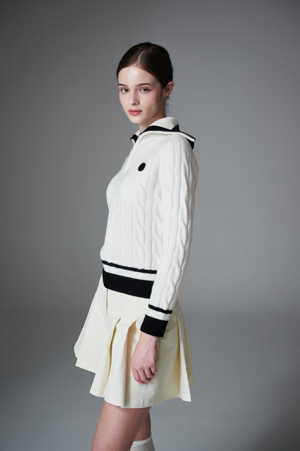 코듀로이 턱 쇼츠는 초가을부터 겨울까지 여성스러운 스타일을 연출하기 좋은 반바지입니다. 부드러운 코듀로이 소재에 턱 디테일과 플리츠 디자인을 더해 여성스러운 무드를 강조합니다. A라인 핏으로 편안하면서도 다리가 길어 보이는 효과를 주며, 안감 기모 처리로 따뜻하게 착용할 수 있습니다. 골프룩은 물론, 미니멀하고 클래식한 일상룩에도 잘 어울립니다. 이너 쇼츠가 포함되어 있어 활동성을 높였습니다.
