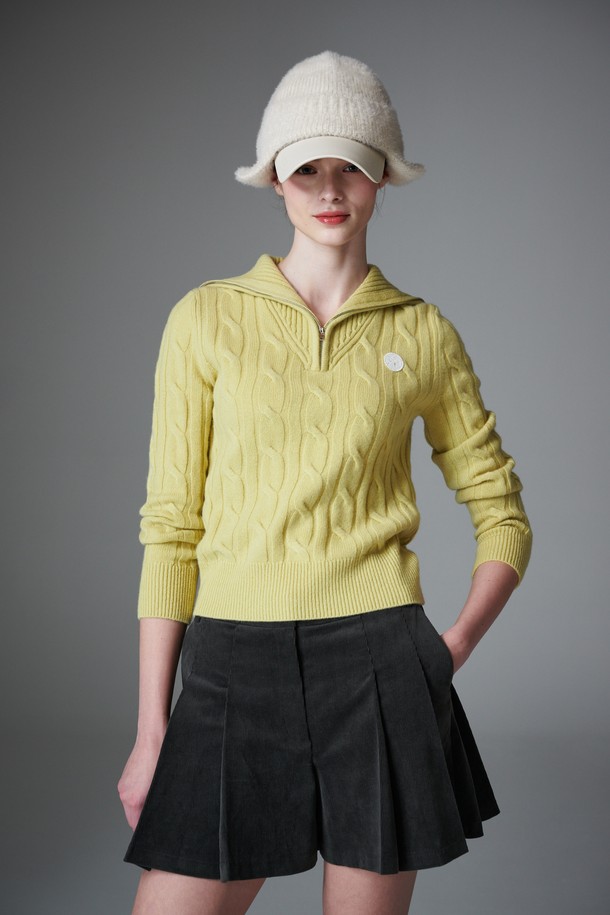 블랙 색상의 코듀로이 턱 쇼츠입니다. 초가을부터 겨울까지 착용하기 좋으며, 여성스러운 스타일을 연출합니다. A라인 핏과 두꺼운 두께, 기모 안감으로 따뜻하고 편안한 착용감을 선사합니다. 플리츠 디테일과 이너 쇼츠가 포함되어 활동성을 높였으며, 골프룩, 클래식, 미니멀, 걸리시 스타일링에 활용하기 좋습니다.
