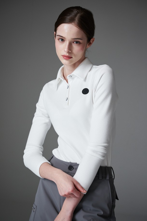 **Soft fleece collar T 플리스 카라티**는 부드러운 플리스 소재로 제작되어 겨울철 보온성을 높여주는 여성용 긴소매 카라넥 티셔츠입니다. 베이직하고 클래식한 디자인으로 골프 및 일상복으로 활용 가능하며, 레귤러핏으로 편안하게 착용할 수 있습니다. 압축된 플리스 소재와 중량감 있는 두께감으로 포근함을 더하며, 미니멀한 스타일을 연출하기 좋습니다. 무지 디자인의 화이트 컬러로 다양한 하의와 코디네이션이 용이합니다.
