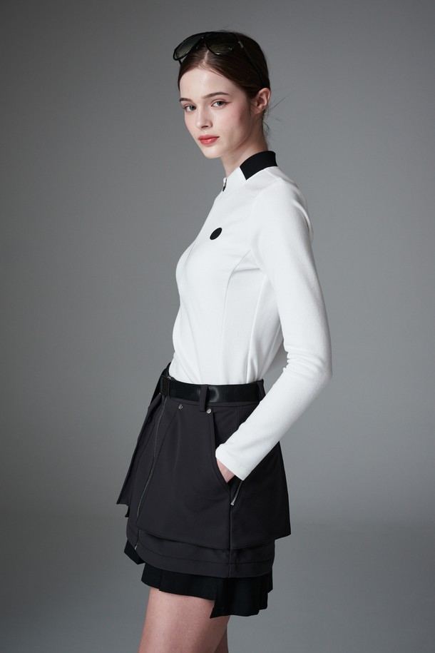 부드러운 플리스 소재의 여성 슬림 핏 집업 자켓입니다. 화이트와 블랙 두 가지 색상으로 제공되며, 가을과 겨울에 따뜻하게 착용할 수 있습니다. 네크라인에는 블랙 니트 배색이 포인트로 들어가 미니멀하면서도 스포티한 스타일을 연출합니다. 골프룩은 물론 일상에서도 편안하게 활용 가능하며, 두꺼운 두께감으로 보온성을 높였습니다. 긴 소매 기장의 무지 디자인으로 다양한 룩에 매치하기 좋습니다.

