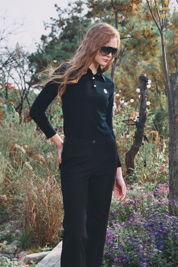 블랙 컬러의 Soft fleece collar T (플리스 카라티)는 겨울철 골프 및 일상에서 활용하기 좋은 여성 의류입니다. 부드러운 플리스 소재와 두꺼운 두께감으로 보온성을 높였으며, 압축된 플리스 소재 특유의 중량감이 편안한 착용감을 선사합니다. 레귤러핏에 긴 소매 기장, 카라넥 디자인으로 캐주얼, 스포티, 미니멀한 스타일을 연출할 수 있습니다. 무지 패턴으로 어떤 하의와도 쉽게 매치하여 다양한 골프룩을 완성해보세요.
