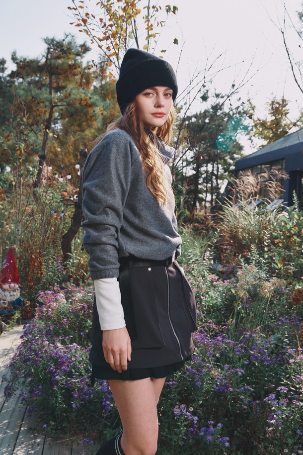 레이어드 미니 스커트는 여성 골프룩을 위한 스포티한 스타일의 겨울용 치마입니다. 블랙 컬러의 A라인 핏으로, 기모 안감과 방수 소재를 사용하여 보온성과 기능성을 높였습니다. 부드러운 촉감과 무지 패턴으로 편안함을 더했으며, 미니스커트 디자인에 레이어드 스타일을 더해 세련된 느낌을 줍니다. 실버 지퍼와 리벳 디테일로 포인트를 주어, 밋밋하지 않게 디자인되었습니다.
