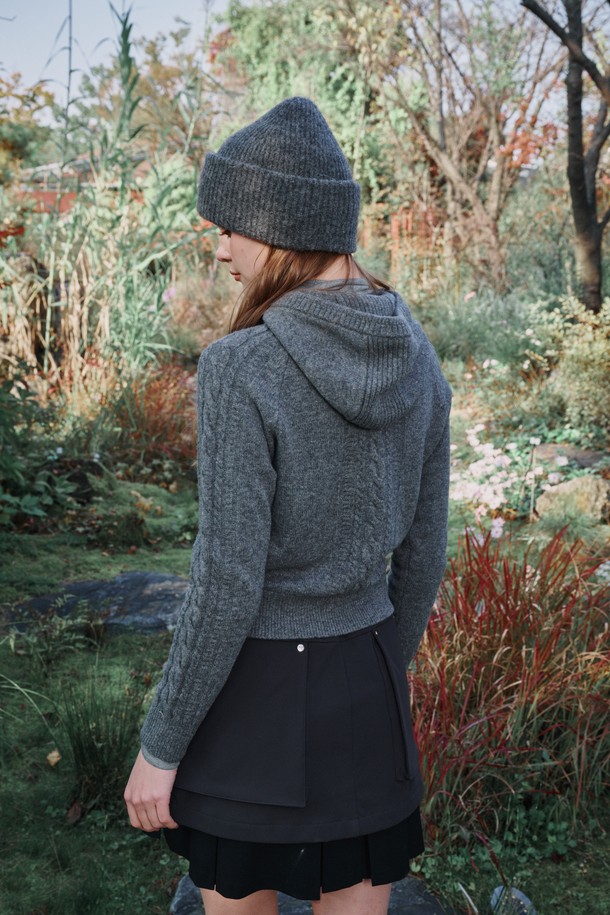 WINDBREAK(윈드브레이크) 케이블 후드 풀오버는 여성 골프 및 일상용으로 적합한 방풍 기능의 겨울철 필수 아이템입니다. 부드러운 촉감의 울 소재로 제작되어 포근하고 따뜻하며, 레귤러 핏에 긴소매, 후드 디자인으로 스포티하면서도 캐주얼한 스타일을 연출합니다. 케이블 패턴이 돋보이며, 두꺼운 두께감으로 추운 날씨에도 쾌적하게 착용할 수 있습니다. 골프룩, 캐주얼룩, 스포티룩, 클래식룩 등 다양한 스타일과 매치하여 겨울철 패션을 완성해보세요.
