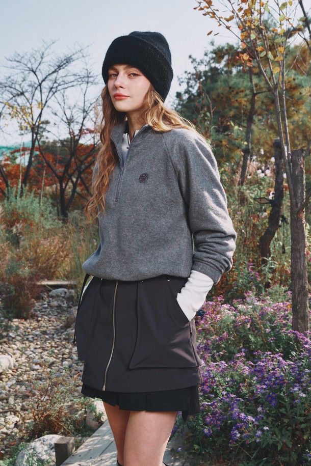 **Fleece half zip up (플리스 하프 집업)**은 부드러운 플리스 소재로 제작되어 가을, 겨울철 따뜻하게 착용 가능한 여성용 하프넥 플리스 집업입니다. 라글란 소매 디자인으로 활동성을 높였으며, 스포티하고 캐주얼한 스타일을 연출할 수 있습니다. 무지 그레이 컬러에 두꺼운 두께감으로 보온성을 강조했으며, 스트링과 스토퍼 디테일로 실용성을 더했습니다. 골프, 일상 등 다양한 TPO에 활용 가능하며, 레귤러핏으로 편안하게 착용할 수 있습니다. 신축성 있는 소재로 활동성을 높여줍니다.
