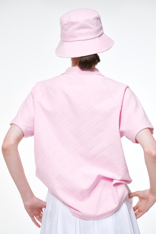 바스 테리 카라 티는 우아한 스타일을 추구하는 여성 골퍼와 일상복을 위한 반소매 카라 티셔츠입니다. 봄, 여름 시즌에 적합하며, 핑크와 아이보리 두 가지 색상으로 출시되었습니다. 코튼과 폴리에스테르 혼방 소재로 제작되어 탄탄한 촉감을 제공하며, 레귤러핏으로 편안하게 착용할 수 있습니다. 니트 시보리 카라와 금속 장식, 단추 디테일이 특징이며 견뢰도가 높은 것이 장점입니다. 건조기 사용은 피해주세요.
