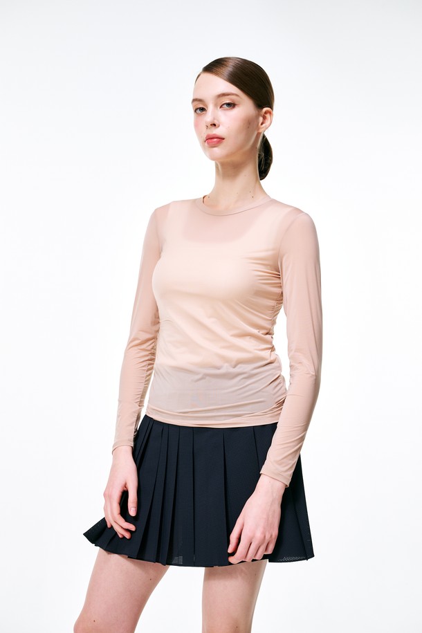 UV 프로텍트 냉감 이너T는 자외선 차단 기능과 시원한 냉감 기능을 갖춘 여성 골프 의류입니다. 얇고 쉬어한 나일론과 스판덱스 혼방 소재로 제작되어 슬림핏을 선사하며, 라운드넥과 긴 소매 디자인으로 스포티한 스타일을 연출합니다. 여름 시즌에 적합하며, 흡습 기능까지 갖춰 쾌적한 착용감을 제공합니다. 골프룩에 활용하여 활동성을 높여보세요.
