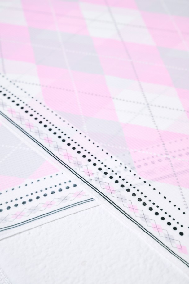 아가일 패턴의 시어서커 스카프는 여름철 골프룩에 시원함과 스타일을 더해줍니다. 얇고 가벼운 폴리에스테르 소재로 제작되어 자외선 차단 기능을 제공하며, 쾌적한 착용감을 선사합니다. 캐주얼, 클래식, 미니멀 스타일 모두 소화 가능한 포인트 아이템으로, 어떤 옷차림에도 세련된 멋을 더합니다. FREE 사이즈로 제작되어 누구나 편안하게 착용할 수 있습니다. 시원한 촉감과 아가일 패턴의 조화가 돋보이는 스카프로, 여름철 스타일을 완성해보세요.
