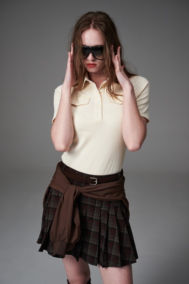 플랩 카라티는 여성 골프 및 일상용으로 제작된 아이보리 컬러의 반소매 카라티입니다. 얇은 두께감과 요철감 있는 촉감, 통기성과 흡습 기능으로 여름철에도 쾌적하게 착용할 수 있습니다. 플랩 카라 디자인과 넥밴드 안쪽 우븐 소재 패치, 주머니 디테일이 돋보이며, 어깨에 맞는 실루엣으로 캐주얼, 스포티, 미니멀 스타일을 연출합니다. 레귤러핏으로 편안함을 더하여 골프룩은 물론 데일리룩으로도 활용하기 좋습니다.
