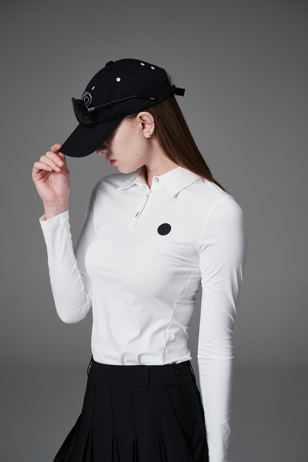 NS 슬림 카라 티는 여성용 기능성 소재 슬림 카라 티셔츠입니다. 흰색 무지 디자인으로, 봄, 여름, 가을에 골프 또는 일상에서 스포티하고 베이직한 스타일을 연출할 수 있습니다. 슬림핏에 긴 소매, 카라넥 디자인으로 세련된 느낌을 더하며, 레귤러 기장으로 다양한 하의와 매치하기 좋습니다. 나일론과 스판덱스 소재로 제작되어 부드러운 촉감과 얇은 두께, 흡습 및 속건 기능을 제공합니다. 레이어드하여 다양한 스타일을 연출할 수 있습니다.
