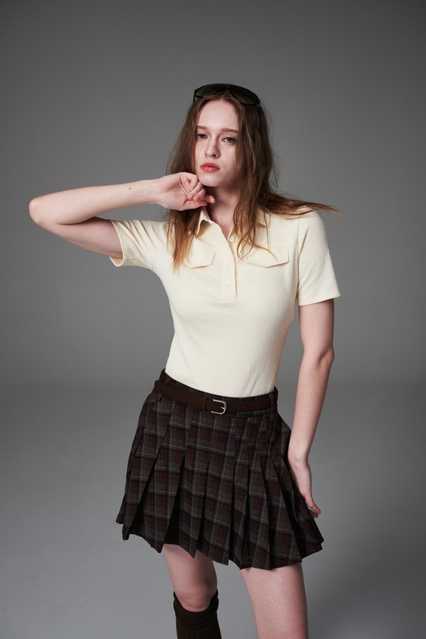 체크 패턴 플리츠 스커트는 여성스러운 스타일과 트렌디함을 동시에 갖춘 플리츠 스커트입니다. 가을, 겨울에 어울리는 디자인으로 골프, 일상 등 다양한 TPO에 활용할 수 있습니다. 레이온, 폴리에스터, 스판덱스 혼방 소재로 제작되어 편안한 착용감을 선사합니다. 와인, 브라운, 블랙, 베이지 등 다채로운 컬러의 체크 패턴으로 클래식, 미니멀, 걸리시 룩을 연출할 수 있습니다. 25FW 시즌을 겨냥한 매력적인 아이템입니다.
