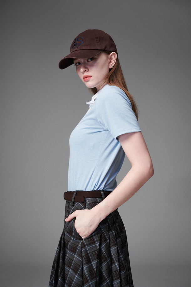 **우븐 배색 카라T**는 여성 골프 및 일상복으로 활용하기 좋은 상의입니다. 하늘색과 화이트 두 가지 색상으로 출시되었으며, 봄, 여름 시즌에 적합한 얇은 두께감으로 시원하게 착용할 수 있습니다. 레이온, 폴리에스터, 스판덱스 혼방 소재로 제작되어 부드러운 촉감과 뛰어난 신축성을 자랑합니다. 우븐 카라 배색 디테일과 슬림핏 디자인으로 캐주얼하면서도 미니멀한 스타일을 연출하며, 세탁기 및 건조기 사용이 가능하여 관리가 용이합니다.
