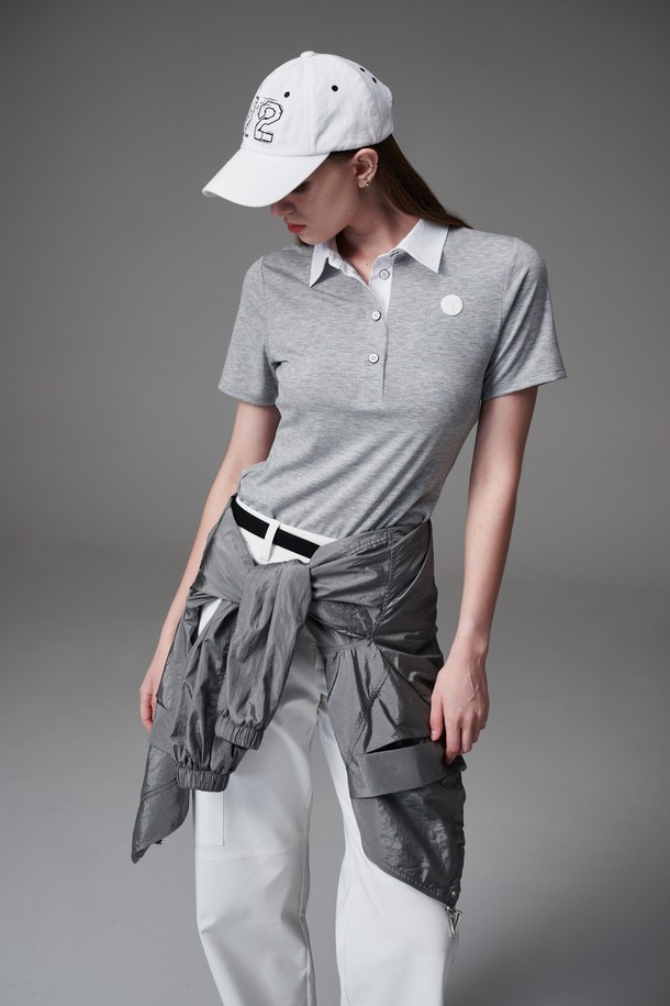 우븐 배색 카라 티는 여성 골프 및 일상복으로 활용 가능한 슬림핏 폴로 티셔츠입니다. 그레이와 화이트 두 가지 색상으로 만나볼 수 있으며, 봄, 여름 시즌에 적합합니다. 부드러운 촉감의 레이온, 폴리에스터, 스판덱스 혼방 소재로 제작되었으며, 얇은 두께감으로 시원하게 착용할 수 있습니다. 우븐 배색 카라 디테일이 특징이며, 세탁기/건조기 사용이 가능하고 견뢰도가 높아 관리가 용이합니다. 스포티하면서도 미니멀한 스타일을 연출하기 좋습니다.
