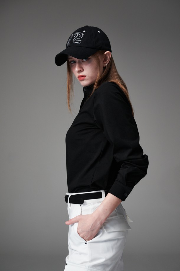 블랙 컬러의 루즈핏 카라티입니다. 여성 의류로, 골프 및 일상생활에서 모두 활용 가능한 활용도 높은 아이템입니다. 봄, 여름, 가을 시즌에 적합하며, 베이직하고 캐주얼한 스타일을 연출합니다. 폴리에스테르와 면 혼방 소재로 제작되어 탄탄한 촉감을 선사하며, 세탁 후에도 형태 유지가 용이합니다. 단추 디테일이 있으며, 베스트 이너용으로도 활용할 수 있습니다.
