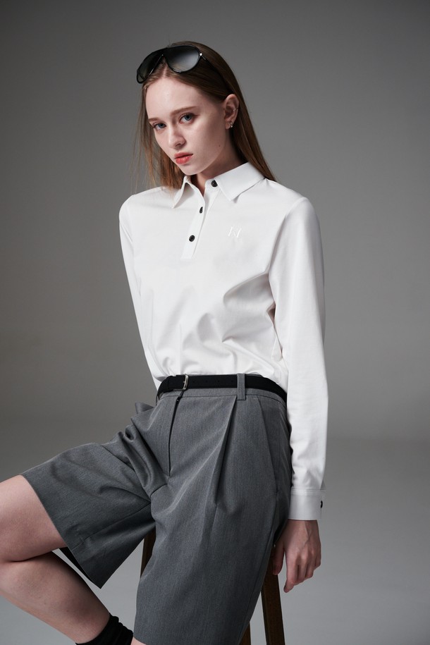 "collar T like shirts" 루즈핏 카라티는 여성 골프 및 일상복으로 활용하기 좋은 상의입니다. 화이트 색상의 무지 디자인으로, 봄, 여름, 가을 시즌에 착용하기 적합합니다. 캐주얼하고 베이직한 스타일을 연출하며, 레귤러 기장과 긴 소매로 편안한 착용감을 선사합니다. 폴리에스테르와 면 혼방 소재로 제작되어 탄탄한 촉감을 느낄 수 있으며, 단추 디테일이 돋보입니다. 특히, 베스트 이너로 활용하기 좋고 세탁 후에도 형태가 유지되는 실용적인 아이템입니다.
