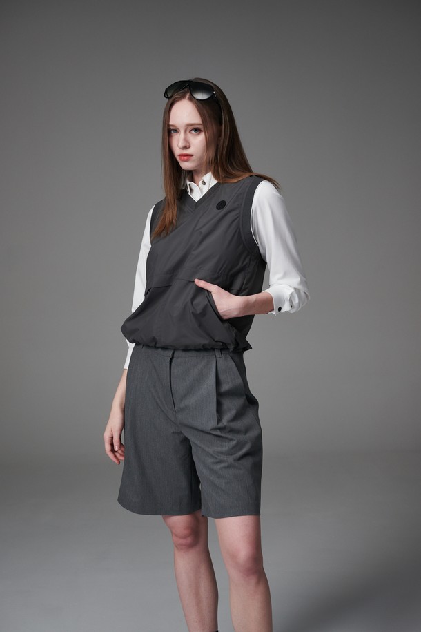 워터프루프 포켓 디테일 우븐 베스트는 골프 및 일상복으로 활용 가능한 여성용 베스트입니다. 블랙과 그레이 두 가지 색상으로 출시되었으며, 봄, 가을에 착용하기 적합합니다. 얇은 두께의 폴리에스터 소재로 제작되었으며, 방수 기능을 갖춰 변덕스러운 날씨에도 쾌적하게 착용할 수 있습니다. 브이넥 디자인에 레귤러핏으로 제작되었으며, 포켓 디테일과 니트 암홀 마감, 우븐 소재가 특징입니다. 스포티하면서도 미니멀한 스타일을 연출할 수 있습니다.
