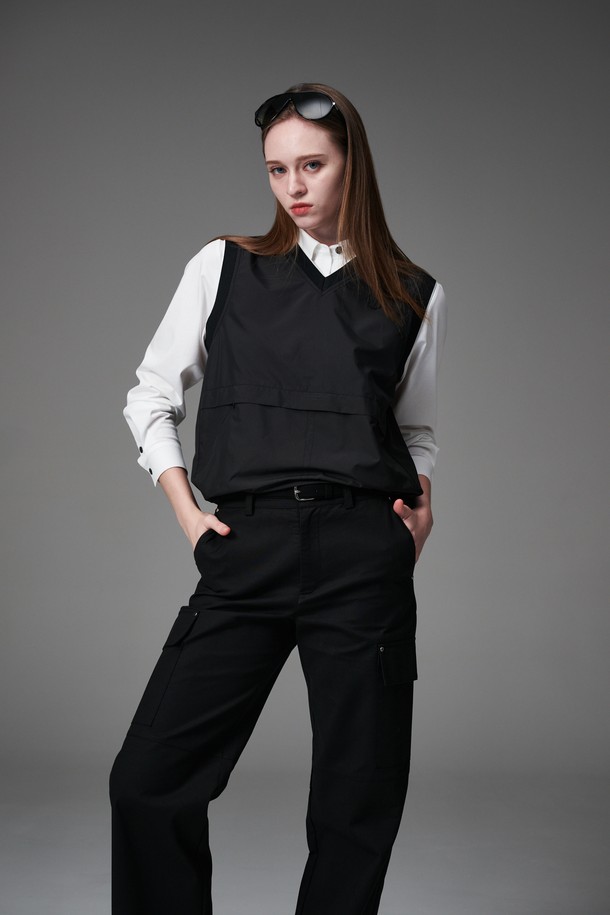 리벳 디테일 포켓 팬츠는 여성 고객을 위해 디자인된 세미 와이드 핏 바지입니다. 블랙 컬러의 무지 디자인으로, 여름과 가을에 착용하기 좋으며 캐주얼하고 미니멀한 스타일을 연출합니다. 면, 폴리에스테르, 스판덱스 혼방 소재로 제작되어 편안한 착용감을 제공하며, 중간 두께감으로 다양한 상의와 매치하기 용이합니다. 골프룩으로도 활용 가능하며, 리벳 디테일과 카고 스타일의 포켓 디자인이 특징입니다. 세미 와이드 핏으로 활동성을 높였으며, 데일리룩으로도 손색없는 아이템입니다.
