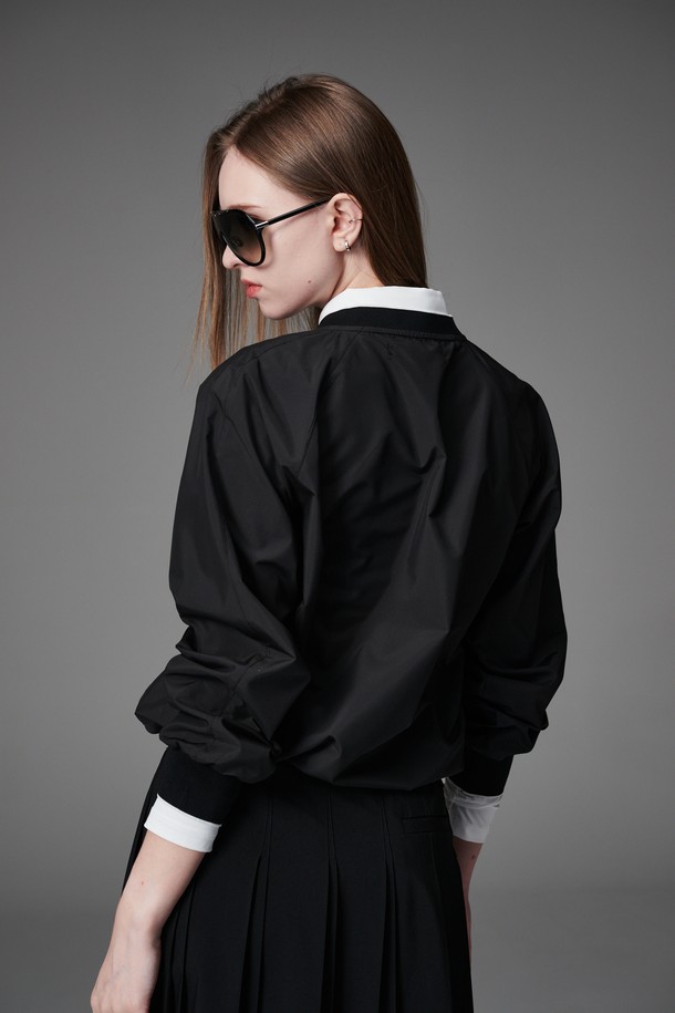 골프는 물론 일상에서도 스타일리시하게 연출할 수 있는 방수 V넥 우븐 맨투맨입니다. 가볍고 산뜻한 폴리에스테르 소재로 제작되어 봄, 가을 시즌에 적합하며, 레귤러핏으로 편안한 착용감을 선사합니다. 그레이, 브라운, 블랙 세 가지 컬러로 출시되어 어떤 스타일에도 매치하기 용이합니다. 혼솔지퍼가 장착된 주머니와 밑단 스트링 디자인으로 실용성과 디자인 모두 놓치지 않았습니다. 스포티, 캐주얼, 미니멀한 무드를 연출하여 다채로운 스타일을 즐길 수 있습니다.
