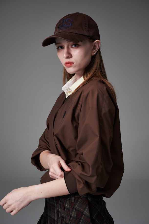 방수 기능이 돋보이는 V넥 우븐 맨투맨입니다. 봄, 가을 시즌에 적합하며, 골프 및 일상에서 스포티하고 캐주얼한 스타일을 연출할 수 있습니다. 레귤러 핏으로 편안하게 착용 가능하며, 가벼운 폴리에스터 소재로 제작되어 산뜻한 착용감을 선사합니다. 그레이, 브라운, 블랙 세 가지 컬러로 출시되었으며, 혼솔 지퍼 주머니와 밑단 스트링 디자인으로 실용성을 더했습니다. 얇은 두께감과 V넥 라인이 돋보이는 제품입니다.
