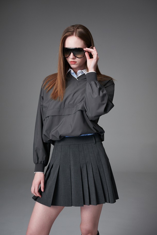 **워터프루프 V넥 우븐 맨투맨**

방수 기능을 갖춘 여성용 V넥 우븐 맨투맨입니다. 봄, 가을 시즌에 적합하며, 스포티하고 캐주얼한 스타일을 연출합니다. 레귤러핏으로 편안하게 착용 가능하며, 얇은 두께감과 가벼운 촉감으로 활동성을 높였습니다. 그레이, 브라운, 블랙 세 가지 색상으로 출시되어, 골프룩 또는 일상복으로 활용하기 좋습니다. 혼솔지퍼 디테일의 주머니와 밑단 스트링 디자인이 특징입니다.
