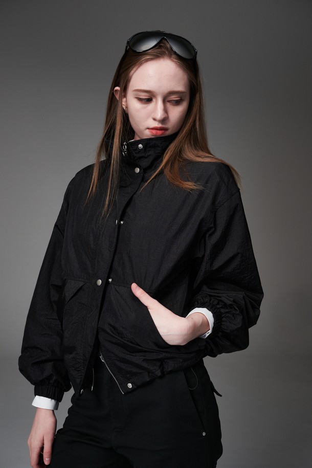 모크넥 스트링 점퍼는 간절기에 활용하기 좋은 여성용 점퍼입니다. 부드러운 촉감의 폴리에스테르 소재로 제작되었으며, 얇은 두께감과 은은한 광택감이 특징입니다. 미니멀하고 모던한 스타일로 일상 또는 골프룩에 모두 잘 어울립니다. 크링클 원단과 은색 지퍼 디테일, 투웨이 지퍼로 밑단 오픈이 가능한 디자인이 돋보입니다. 레귤러 핏에 긴 소매 기장으로 편안하게 착용할 수 있으며, 안감은 매쉬 소재로 마감되었습니다.
