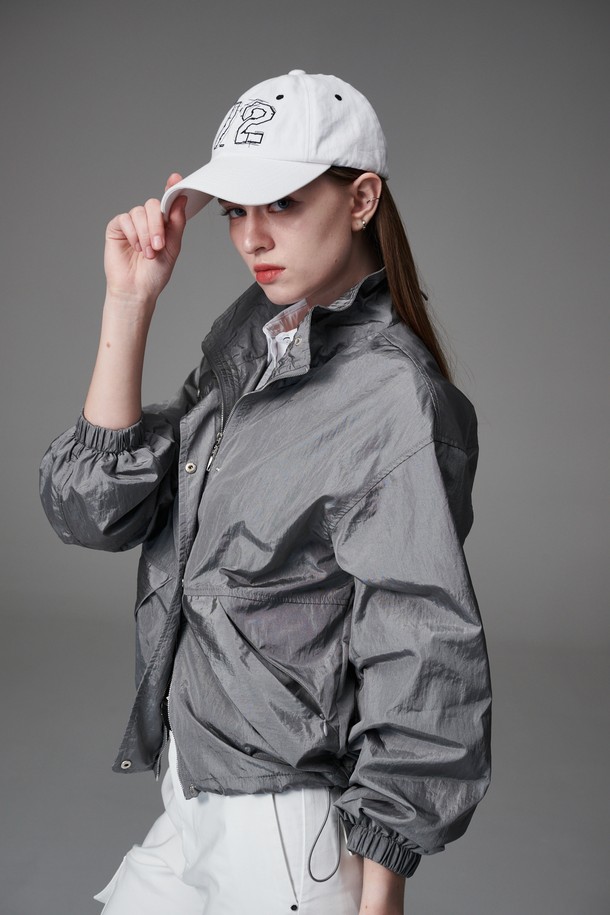 모크넥 스트링 점퍼는 여성 골프 및 일상룩에 적합한 아우터입니다. 부드러운 촉감의 얇은 두께로 봄, 가을에 활용하기 좋으며, 크링클 원단과 은은한 광택이 특징입니다. 모크넥 디자인과 레귤러핏으로 스포티하면서도 캐주얼한 스타일을 연출합니다. 투웨이 지퍼, 매쉬 안감, 은색 지퍼 디테일이 돋보이며, 무지 그레이 컬러로 미니멀한 매력을 더합니다.
