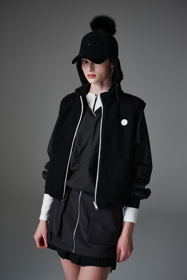 부클 리버시블 베스트는 부드러운 촉감의 부클 소재로 제작된 여성용 베스트입니다. 겨울철 보온성을 높여주는 두꺼운 두께감과 패딩 안감으로 따뜻하게 착용할 수 있습니다. 퀼팅 디테일이 돋보이며, 캐주얼, 스포티, 미니멀 스타일을 모두 소화 가능합니다. 블랙 컬러의 무지 디자인으로 어떤 골프룩에도 쉽게 매치할 수 있으며, 일상복으로도 활용도가 높습니다. 집업 방식으로 간편하게 착용할 수 있는 레귤러핏 리버시블 베스트입니다.
