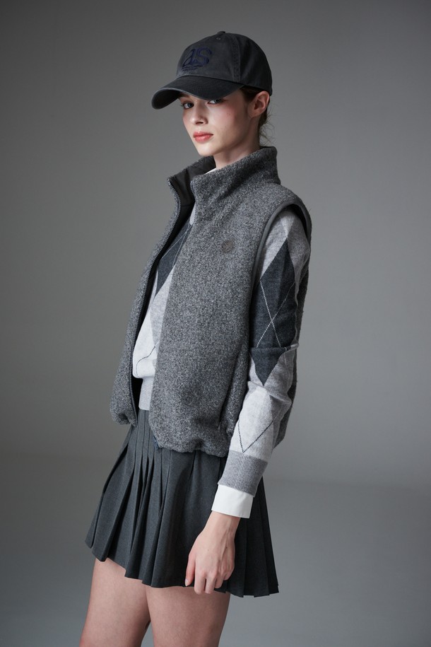 부클 리버시블 베스트는 가을, 겨울 시즌 여성 골프 및 일상복으로 활용하기 좋은 아우터입니다. 캐주얼 및 스포티 스타일을 연출할 수 있으며, 두꺼운 부클 소재로 제작되어 부드러운 촉감과 뛰어난 보온성을 제공합니다. 크롭 기장에 민소매 디자인으로 활동성을 높였으며, 퀼팅 디테일과 리버시블 디자인으로 다양한 스타일을 연출할 수 있습니다. 컬러는 세련된 그레이 컬러로, 오픈 방식으로 편안하게 착용 가능합니다.
