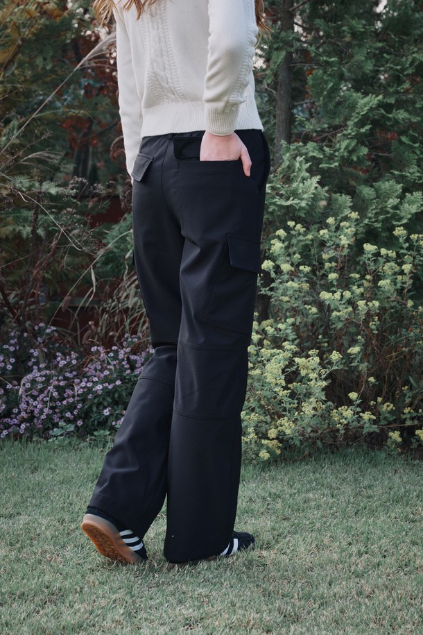 Keep warm semi wide pants (킵 웜 세미 와이드 팬츠)는 겨울 시즌 여성 골프 및 일상복으로 활용하기 좋은 기모 세미 와이드 팬츠입니다. 부드러운 촉감의 두꺼운 기모 소재로 제작되어 보온성을 높였으며, 루즈핏의 편안한 착용감을 제공합니다. 허리 뒷밴딩과 무릎 턱 디테일, 유틸리티 스타일의 주머니 디테일이 돋보이는 디자인입니다. 블랙 색상의 무지 패턴으로 캐주얼, 스포티, 미니멀 스타일을 모두 소화할 수 있습니다. 긴 기장감의 세미 와이드 핏으로 다양한 상의와 매치하여 스타일리시하게 연출할 수 있습니다.
