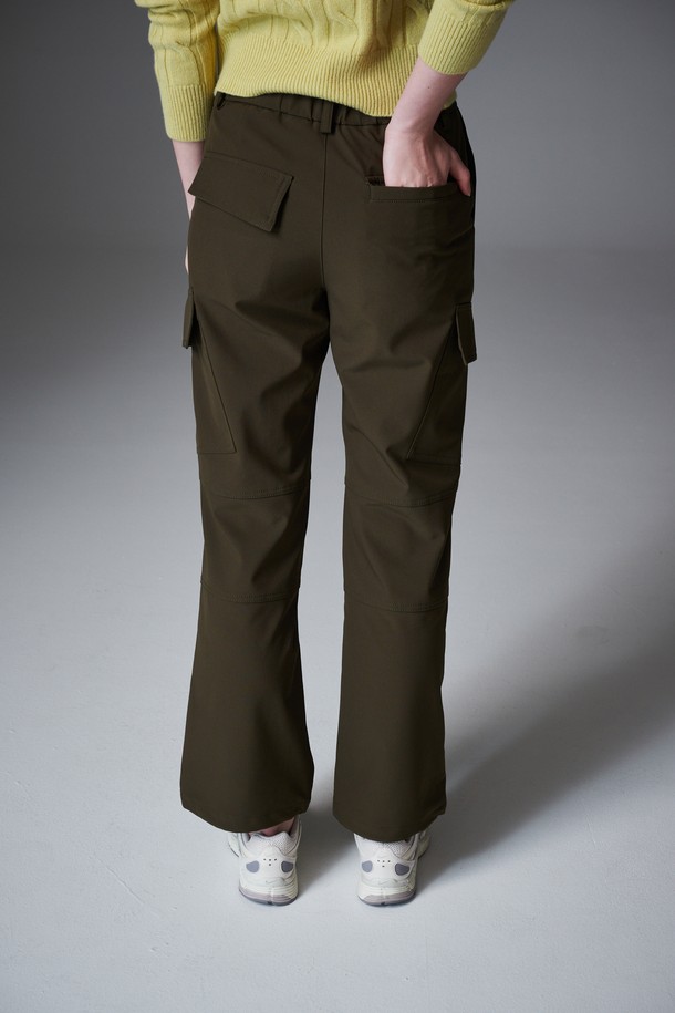 Keep warm semi wide pants (킵 웜 세미 와이드 팬츠)는 부드러운 기모 소재로 제작되어 따뜻하고 편안한 착용감을 선사하는 여성용 세미 와이드 팬츠입니다. 겨울철 추위에도 끄떡없는 두꺼운 두께감으로 보온성을 높였으며, 허리 뒷밴딩 처리로 편안한 활동성을 제공합니다. 캐주얼, 스포티, 미니멀 스타일을 모두 소화할 수 있는 활용도 높은 디자인으로, 골프룩은 물론 일상에서도 멋스럽게 연출할 수 있습니다. 무릎 턱 디테일과 유틸리티 스타일의 주머니 디테일이 돋보이며, 루즈핏으로 편안하면서도 세련된 핏을 연출합니다. 톤 다운된 브라운 컬러는 어떤 상의와도 매치하기 쉬워 데일리 팬츠로 손색없습니다.
