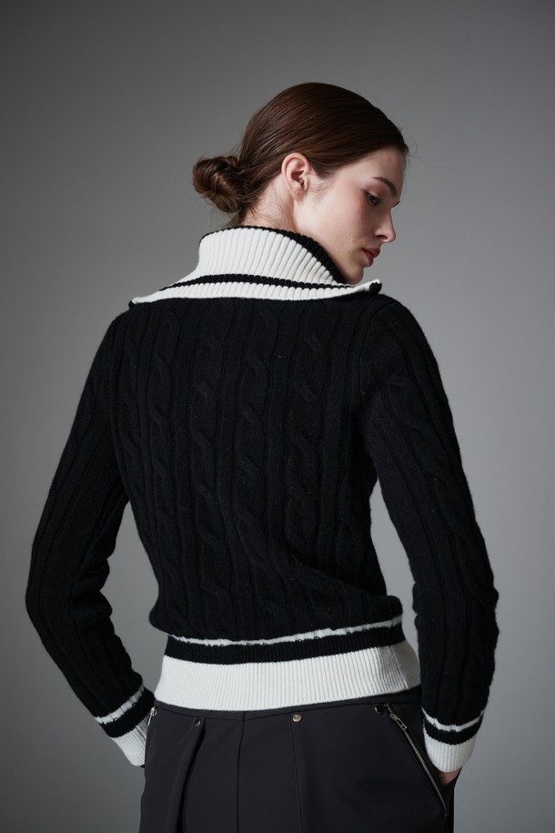 **Contraste half zip up (컨트라스트 하프 니트 집업)**은 여성용 상의로, 골프 및 일상생활에서 모두 활용 가능한 하프 집업 니트입니다. 블랙과 화이트 두 가지 색상으로 출시되었으며, 봄, 가을, 겨울 계절에 착용하기 좋습니다. 울 소재로 제작되어 부드러운 촉감을 선사하며, 슬림핏 디자인으로 여성스러운 실루엣을 강조합니다. 하프넥, 긴 소매, 케이블 패턴, 두꺼운 두께가 특징이며, 네크라인, 소매, 밑단에 컨트라스트 배색 디테일을 더해 스포티하면서도 클래식한 매력을 줍니다. 레이어드하여 다양한 스타일을 연출할 수 있으며, 골프룩으로도 활용하기 좋습니다.
