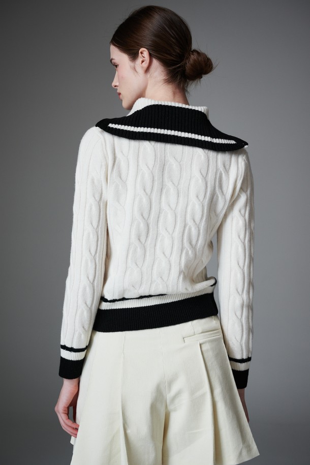 Contraste half zip up (컨트라스트 하프 니트 집업)은 여성용 상의로, 부드러운 울 소재와 두꺼운 두께감으로 따뜻함을 선사합니다. 하프넥 디자인에 슬림핏으로 제작되었으며, 특히 컨트라스트 배색 디테일이 돋보이는 제품입니다. 라운드넥, 소매, 밑단에 배색 포인트를 주어 스포티하면서도 베이직한 스타일을 연출합니다. 봄, 가을, 겨울 시즌에 골프 및 일상복으로 활용 가능하며, 레이어드하여 다양한 스타일링을 즐길 수 있습니다. 블랙, 화이트 두 가지 색상으로 만나보세요.
