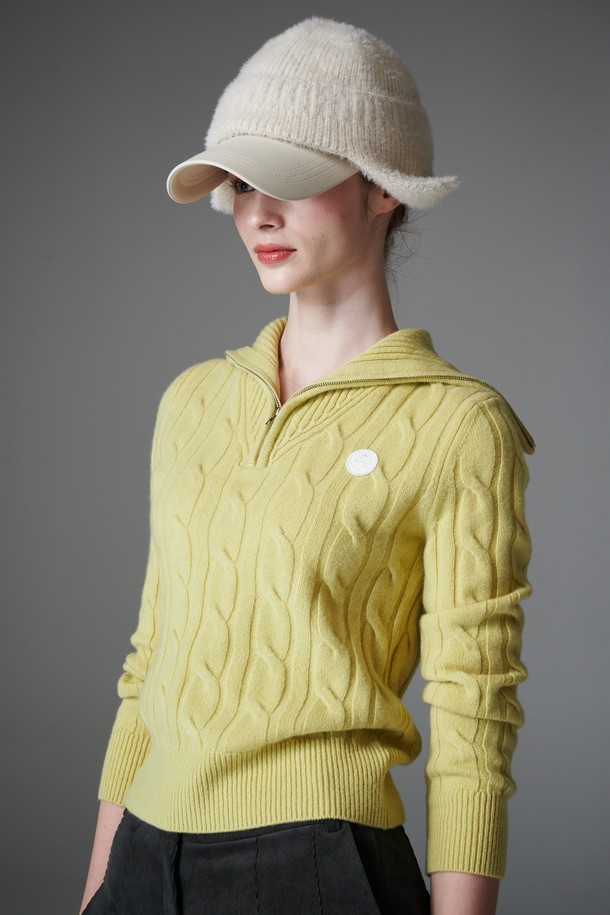 "Contraste 하프 집업 컨트라스트 하프 니트 집업"은 여성 골프룩, 일상복으로 활용 가능한 하프넥 스타일의 니트 집업입니다. 화이트와 옐로우 두 가지 색상으로 제공되며, 봄, 가을, 겨울 계절에 착용하기 좋습니다. 슬림핏 디자인에 울 소재, 두꺼운 두께감으로 따뜻하고 부드러운 촉감을 선사합니다. 케이블 패턴과 컨트라스트 배색이 특징이며, 레이어드하여 다양한 스타일을 연출할 수 있습니다.
